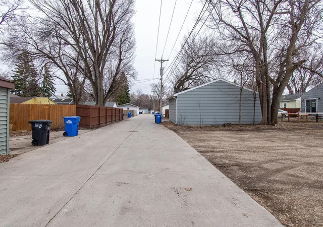 Photo 33 of Single family home for sale at 1525 10th Street N, Fargo, ND 58102 | MLS# 7049310 | Listing updated on 2026-09-12