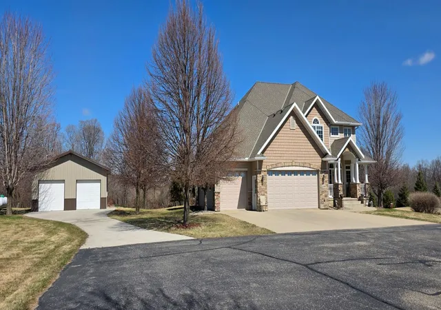 Photo 2 of Single family home for sale at 33405 Oak Ridge Ave, Redwood Falls, MN 56283 | MLS# 7050041 | Listing updated on 2026-07-30