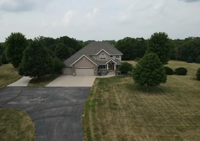 Photo 2 of Single family home for sale at 33405 Oak Ridge Ave, Redwood Falls, MN 56283 | MLS# 7050041 | Listing updated on 2026-07-30