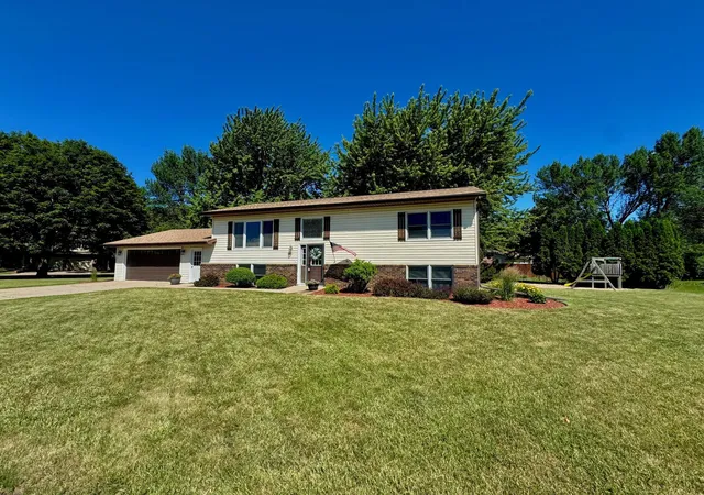 Photo 1 of Single family home for sale at 501 Hawthorne Dr, Marshall, MN 56258 | MLS# 7050110 | Listing updated on 2026-08-27