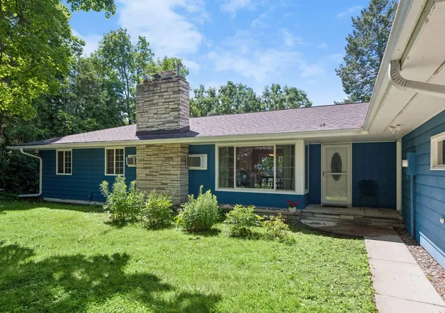 Photo 2 of Sale Pending at 4569 Shoreline Dr, Spring Park, MN 55384 | MLS# 7051302 | Listing updated on 2026-10-07