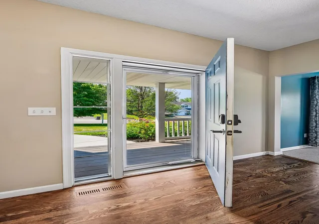 Photo 3 of Single family home for sale at 254 Jaspers Cir S, Chaska, MN 55318 | MLS# 7051809 | Listing updated on 2026-08-26