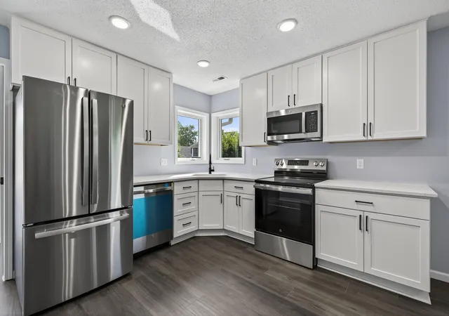 Listing Photo 4 - Condo for sale in building located at 721 Wilson Ave, Saint Paul, MN 55106