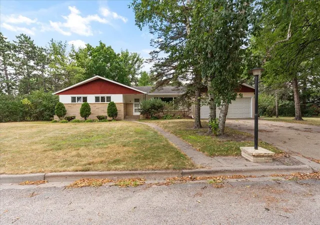 1st image of 824 Willow St, Brainerd, MN 56401 | MLS# 7053116