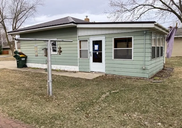 Photo 2 of Single family home for sale at 633 Stearns Ave, Paynesville, MN 56362 | MLS# 7053236 | Listing updated on 2026-10-21