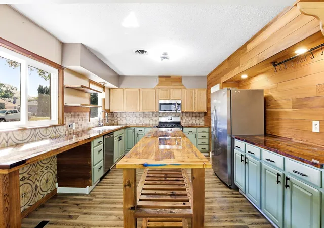 Photo 3 of Single family home for sale at 228 5th Avenue NE, Faribault, MN 55021 | MLS# 7053391 | Listing updated on 2026-09-25