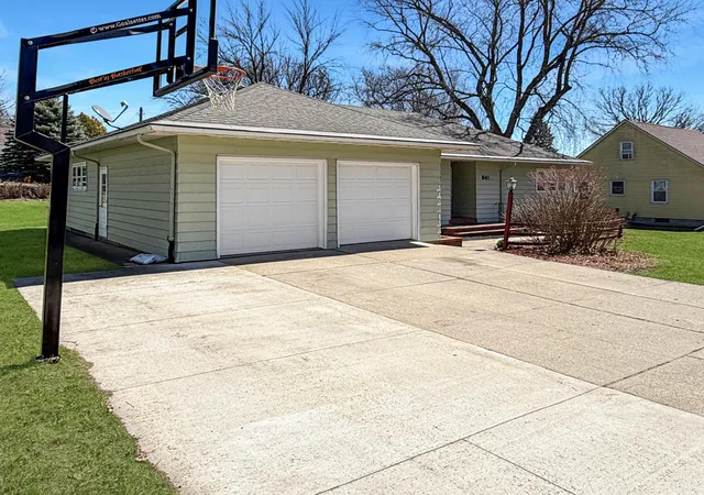 Homes for sale in Fairmont, MN | 841 Redwood Dr, Fairmont, MN 56031 | MLS# 7053777