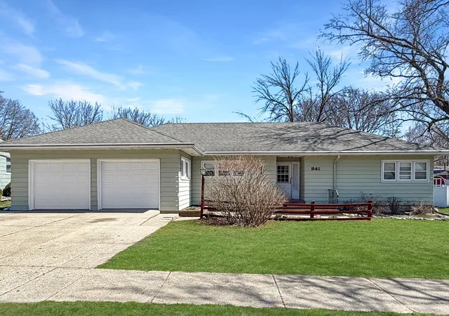 Homes for sale in Fairmont, MN | 841 Redwood Dr, Fairmont, MN 56031 | MLS# 7053777