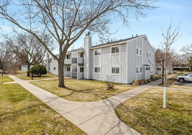 2nd image of 1720 Pleasant St #H, Saint Paul, MN 55113 | MLS# 7054011
