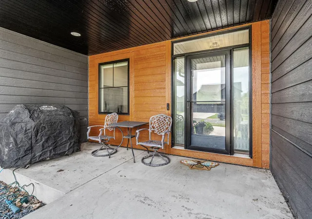 Photo 4 of Single family home for sale at 702 Eastland Ave SE, New Prague, MN 56071 | MLS# 7054699 | Listing updated on 2026-09-30