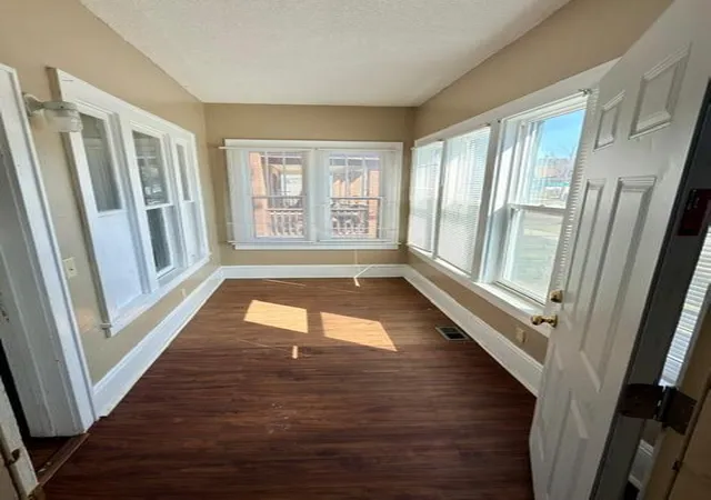 Listing Photo 5 - Condo for sale in building located at 687 Aurora Ave, Saint Paul, MN 55104