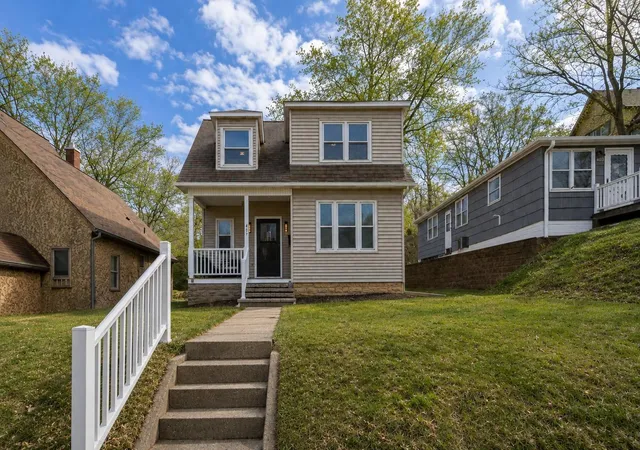 1st image of 407 E Pleasant St, Mankato, MN 56001 | MLS# 7055744