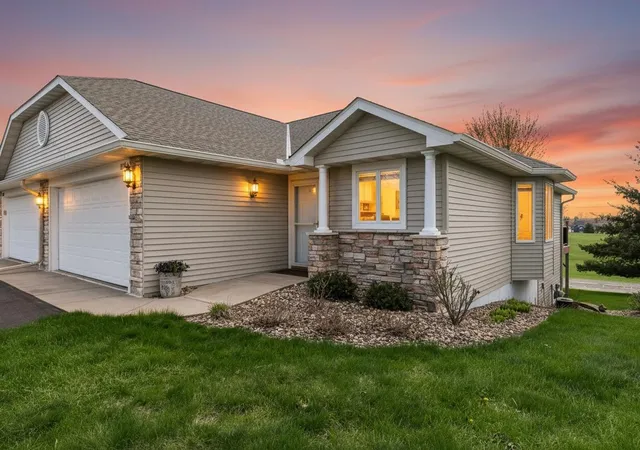 Homes for sale in New Richmond, WI | 1136 Highpoint Ct, New Richmond, WI 54017 | MLS# 7055861