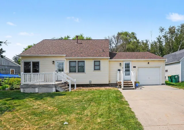 1st image of 1257 Parallel St, Chaska, MN 55318 | MLS# 7055863