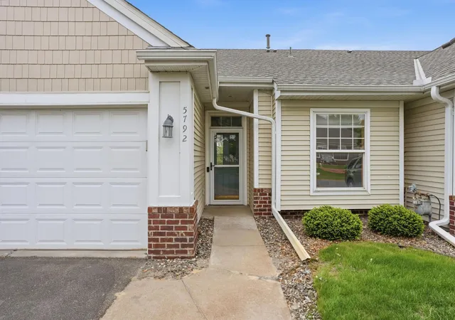 Homes for sale in Shoreview, MN | 5792 Prairie Ridge Dr #182, Shoreview, MN 55126 | MLS# 7056120