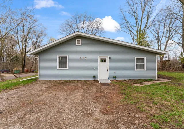 1st image of 917 Chester Ave Se, Rochester, MN 55904 | MLS# 7056273