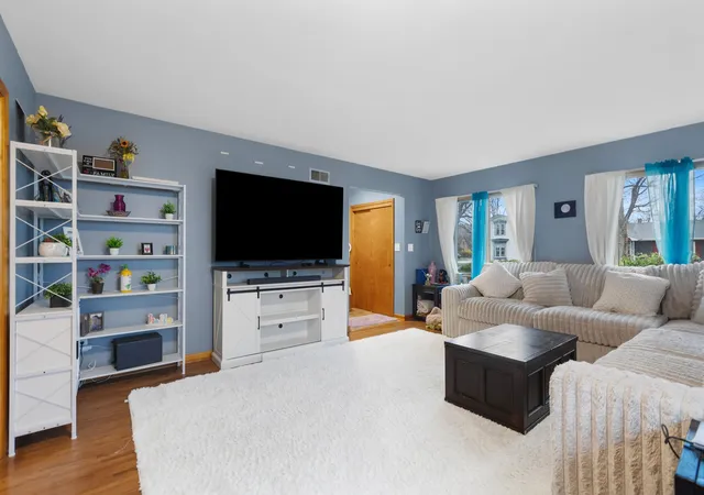Photo 2 of Single family home for sale at 621 S Garden St, Lake City, MN 55041 | MLS# 7056668 | Listing updated on 2026-09-16