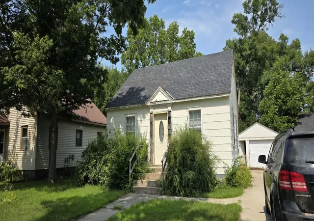 1st image of 122 W 5th St, Litchfield, MN 55355 | MLS# 7056778