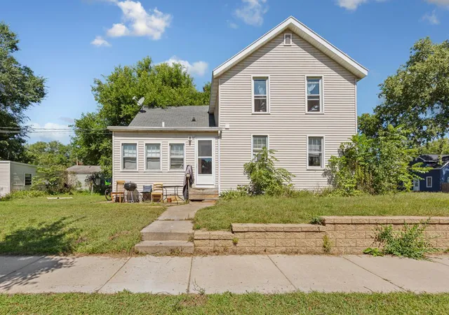 Homes for sale in Eau Claire, WI | 2306 4Th St, Eau Claire, WI 54703 | MLS# 7057064