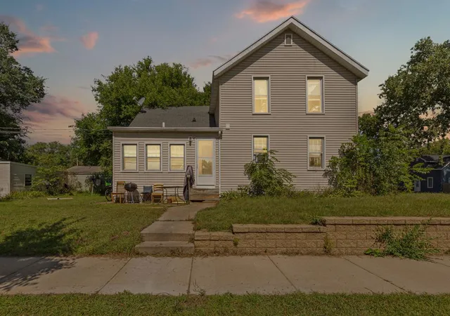 Homes for sale in Eau Claire, WI | 2306 4Th St, Eau Claire, WI 54703 | MLS# 7057064