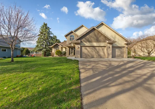 Photo 2 of Sale Pending at 1526 Castle Dr, North Mankato, MN 56003 | MLS# 7057121 | Listing updated on 2026-08-31