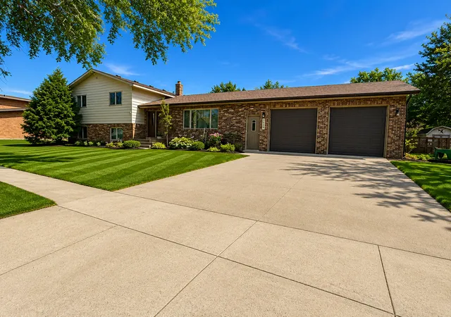 Homes for sale in Crookston, MN | 325 S Ash St, Crookston, MN 56716 | MLS# 7057505