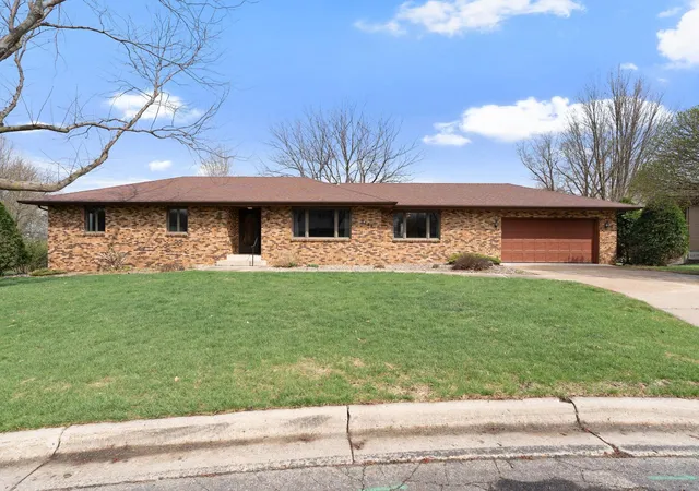 2nd image of 1455 Sunset Dr Sw, Owatonna, MN 55060 | MLS# 7058317