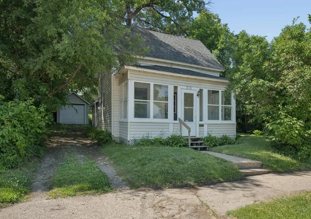 Photo 4 of Single family home for sale at 210 Willow St, Faribault, MN 55021 | MLS# 7058449 | Listing updated on 2026-10-06