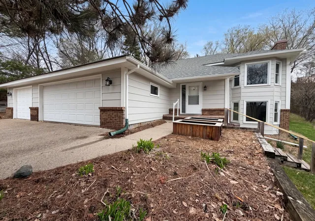 Photo 1 of Single family home for sale at 6475 Grandview Dr, Eden Prairie, MN 55346 | MLS# 7058570 | Listing updated on 2026-08-27