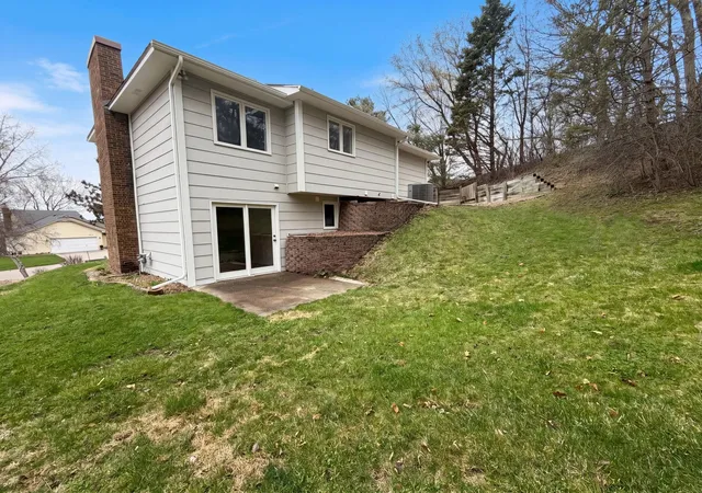 Photo 4 of Single family home for sale at 6475 Grandview Dr, Eden Prairie, MN 55346 | MLS# 7058570 | Listing updated on 2026-08-27