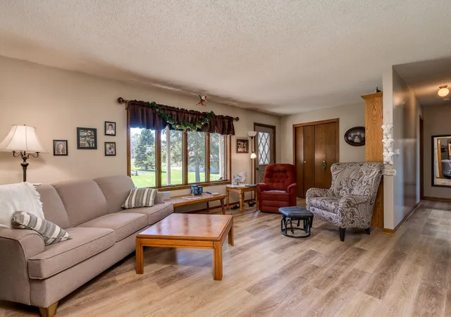 4th image of 30536 Lexington Rd, Le Sueur, MN 56058 | MLS# 7058782