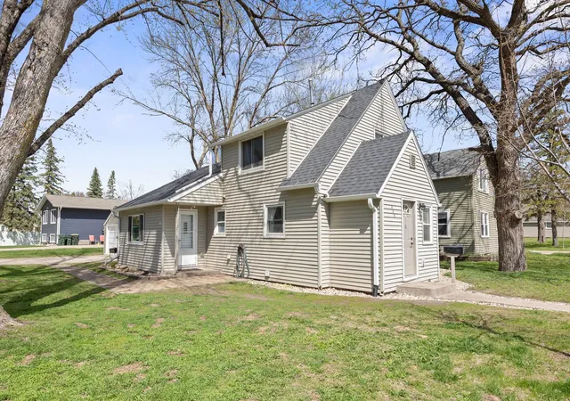 Photo 2 of Single family home for sale at 437 Linden Ave Sw, Hutchinson, MN 55350 | MLS# 7059070 | Listing updated on 2026-09-22
