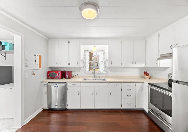 Photo 3 of Single family home for sale at 437 Linden Ave Sw, Hutchinson, MN 55350 | MLS# 7059070 | Listing updated on 2026-09-22