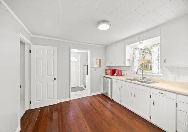 Photo 4 of Single family home for sale at 437 Linden Ave SW, Hutchinson, MN 55350 | MLS# 7059070 | Listing updated on 2026-09-22