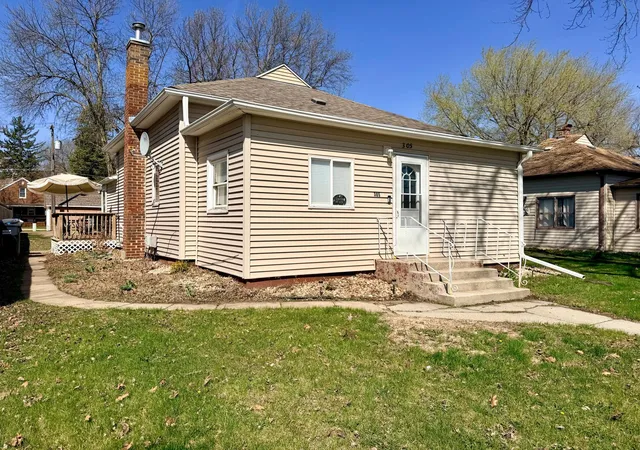 Photo 2 of Single family home for sale at 305 N Washington Ave, Fulda, MN 56131 | MLS# 7059981 | Listing updated on 2026-08-19