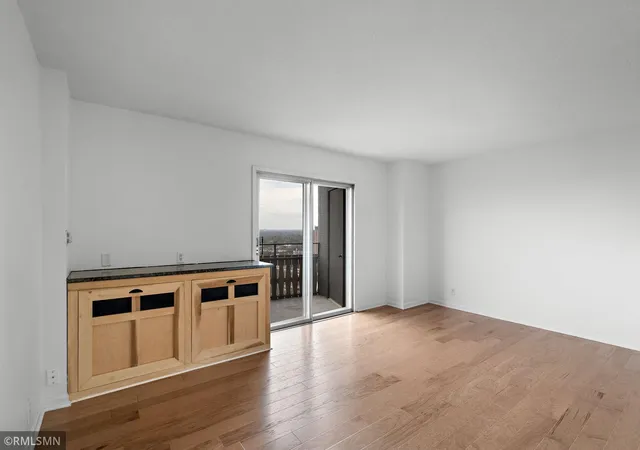 Listing Photo 3 - Condo for sale in building located at 410 Groveland Ave, Minneapolis, MN 55403 - Unit #1906
