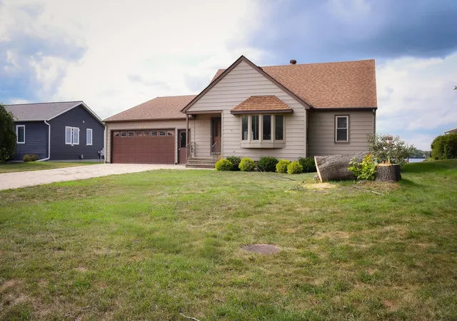 Photo 1 of Single family home for sale at 1532 S Shore Dr, Worthington, MN 56187 | MLS# 7061400 | Listing updated on 2026-08-31
