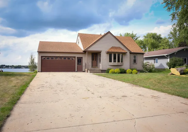 Photo 2 of Single family home for sale at 1532 S Shore Dr, Worthington, MN 56187 | MLS# 7061400 | Listing updated on 2026-09-21