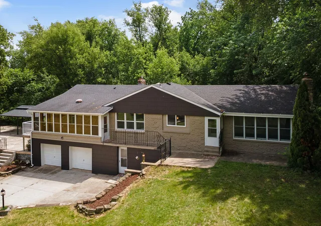 3rd image of 30 Woodridge Ln, Inver Grove Heights, MN 55077 | MLS# 7061412