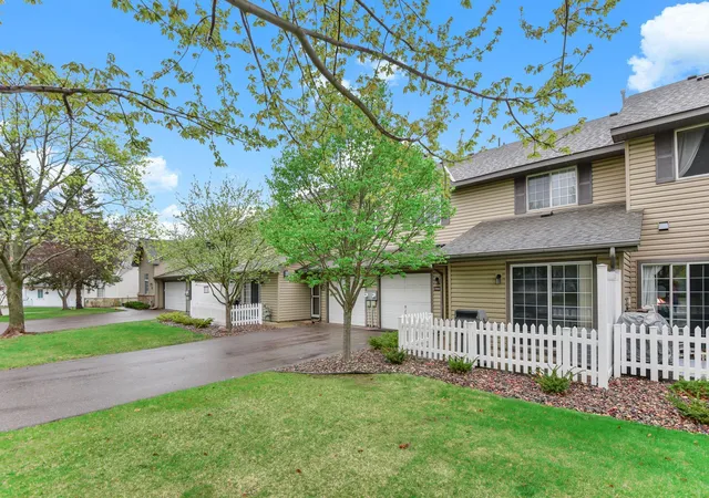 3rd image of 2565 Lockwood Dr #108, Mendota Heights, MN 55120 | MLS# 7061478
