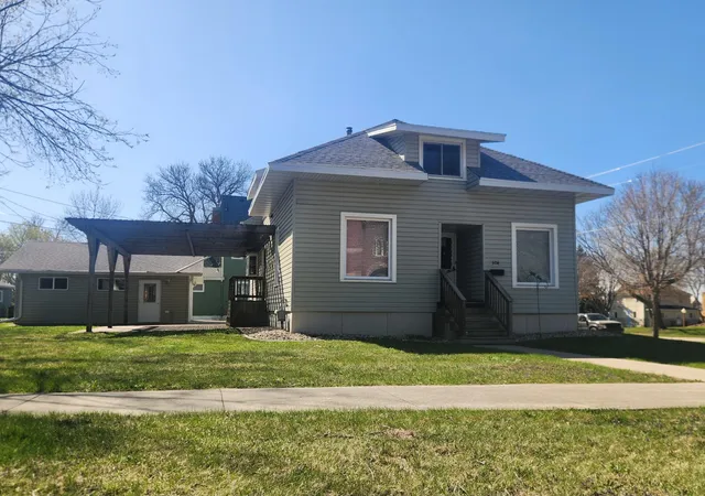 1st image of 304 2nd Ave Se, Pipestone, MN 56164 | MLS# 7061903
