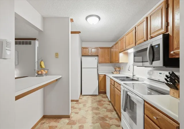 Listing Photo 5 - Condo for sale in building located at 1381 Berry Ridge Rd, Saint Paul, MN 55123 - Unit #404