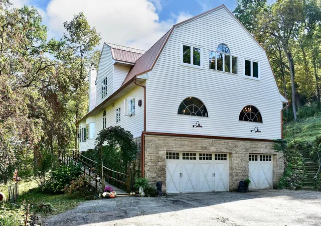 Photo 1 of Single family home for sale at 2331 Goodview Rd, Winona, MN 55987 | MLS# 7062600 | Listing updated on 2026-07-27