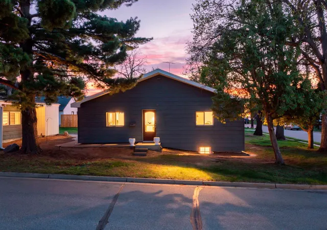 1st image of 687 4th Ave Nw, Saint Paul, MN 55112 | MLS# 7062629