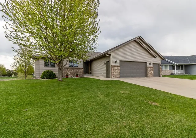1st image of 201 Pebble Creek Dr, Mankato, MN 56001 | MLS# 7063113
