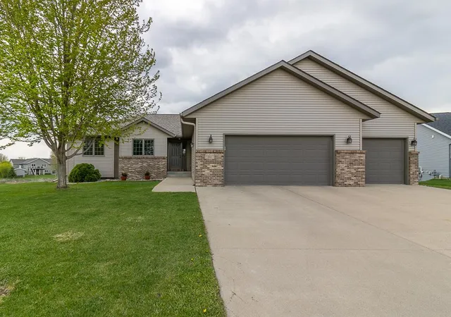 2nd image of 201 Pebble Creek Dr, Mankato, MN 56001 | MLS# 7063113