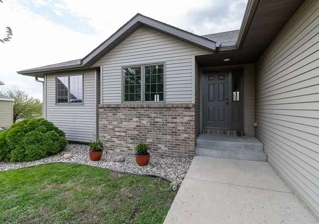 3rd image of 201 Pebble Creek Dr, Mankato, MN 56001 | MLS# 7063113