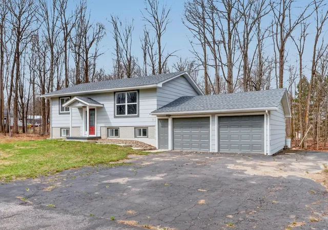 3rd image of 814 Rogers Ave, Grand Rapids, MN 55744 | MLS# 7063167