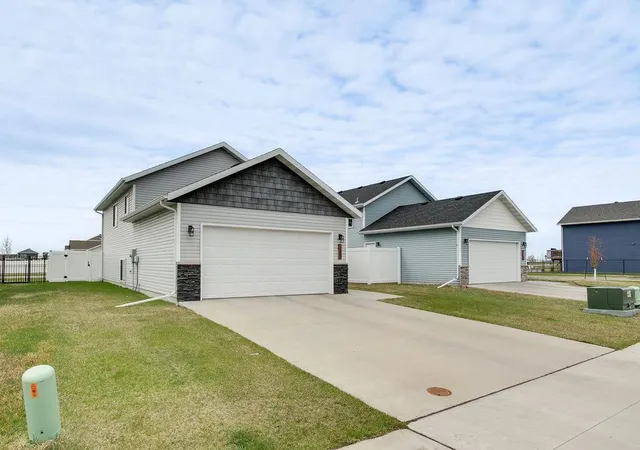 Homes for sale in West Fargo, ND | 1207 Barnes Dr W, West Fargo, ND 58078 | MLS# 7063374