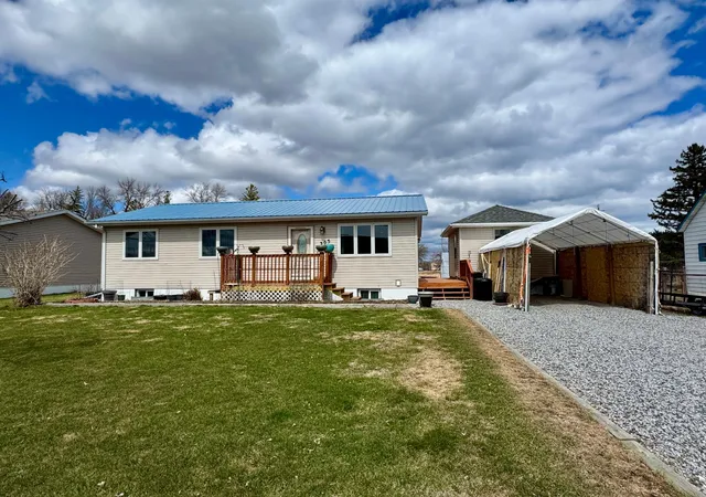 Photo 3 of Single family home for sale at 305 Lincoln St Se, Warroad, MN 56763 | MLS# 7063444 | Listing updated on 2026-09-13
